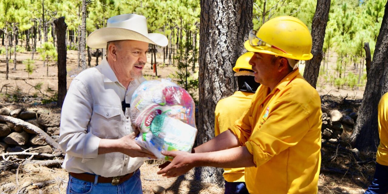 Entrega Mario Vázquez víveres y herramientas a brigadistas que combaten incendios forestales