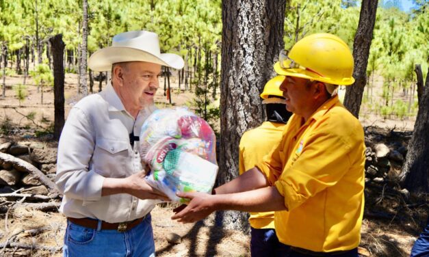 Entrega Mario Vázquez víveres y herramientas a brigadistas que combaten incendios forestales