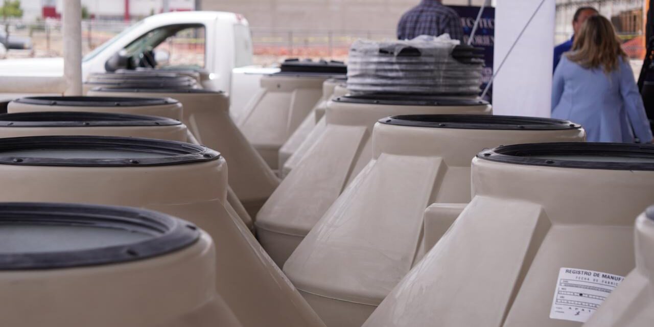 La JMAS Chihuahua dona 20 tinacos a escuelas del sur de la ciudad