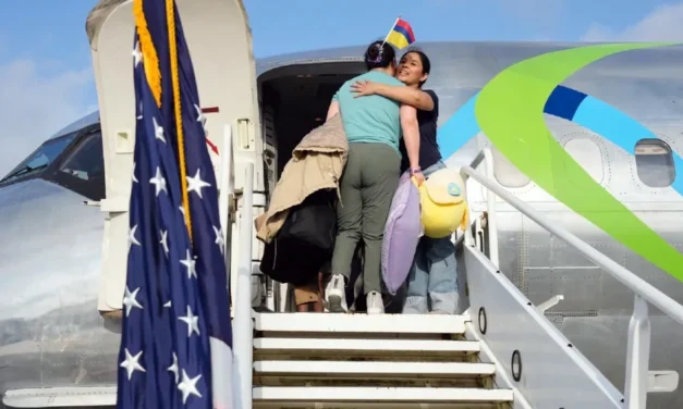 Más de 60 migrantes regresan a sus países en primer vuelo de autodeportados de EU