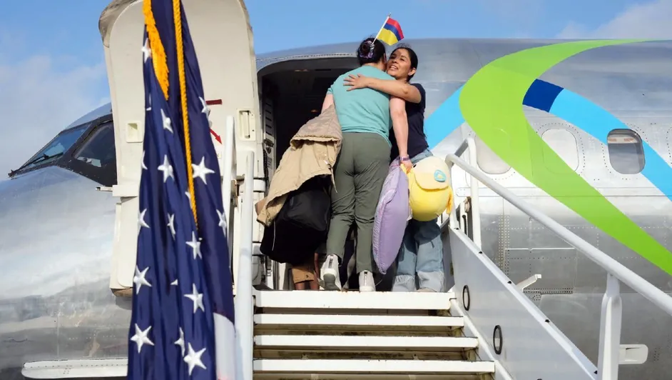 Más de 60 migrantes regresan a sus países en primer vuelo de autodeportados de EU
