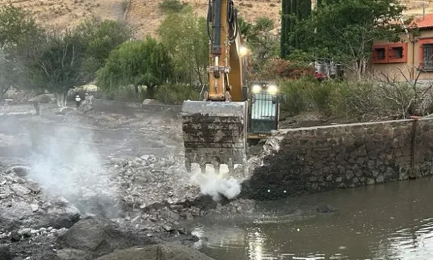 Destruyen presas de César Duarte; agua vuelve al arroyo El Saucito