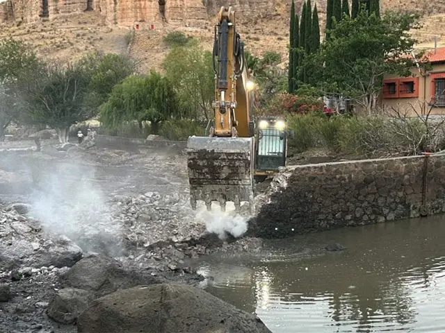 Destruyen presas de César Duarte; agua vuelve al arroyo El Saucito