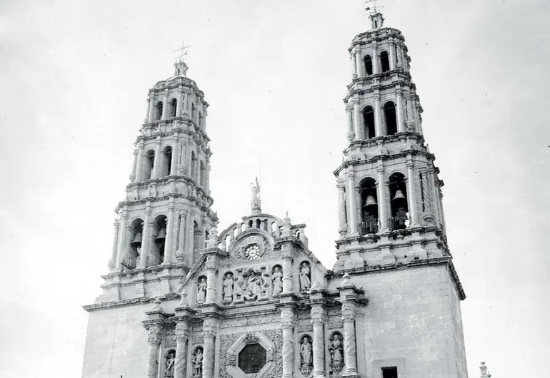 A doscientos años de la primera piedra de la catedral de Chihuahua; monumento de cantera y fe