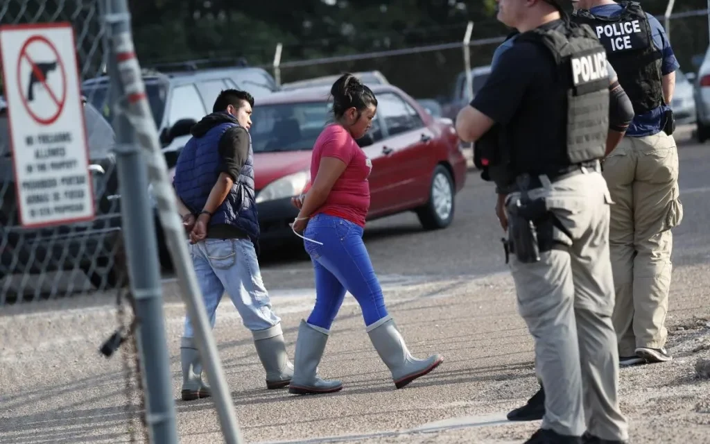 42 mexicanos detenidos por redadas de ICE