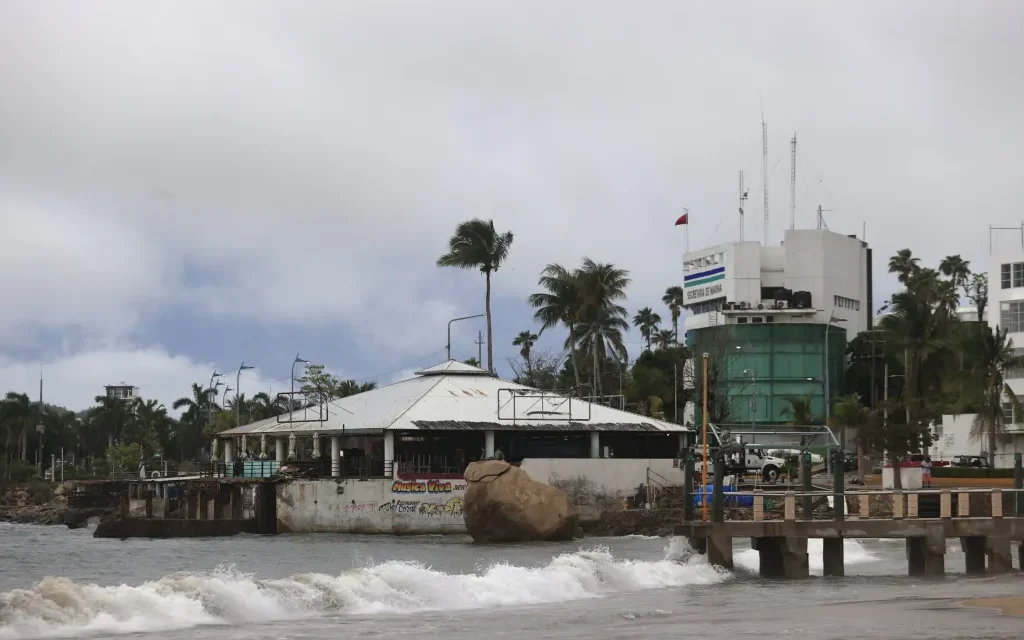 Dos nuevas tormentas tropicales: Flossie y Barry