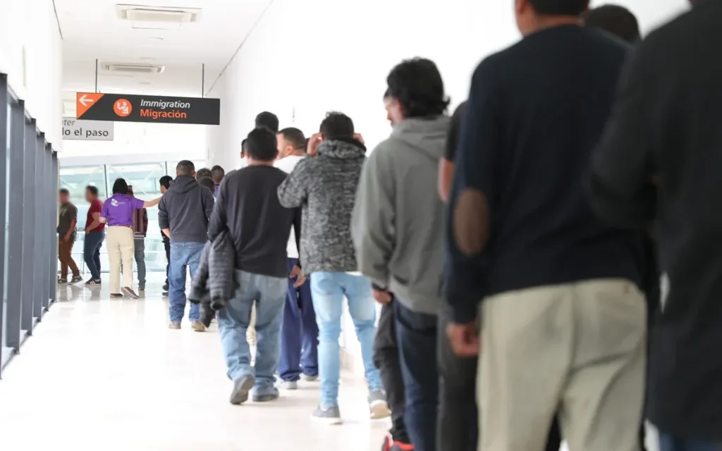 En dos semanas deportan a 142 migrantes