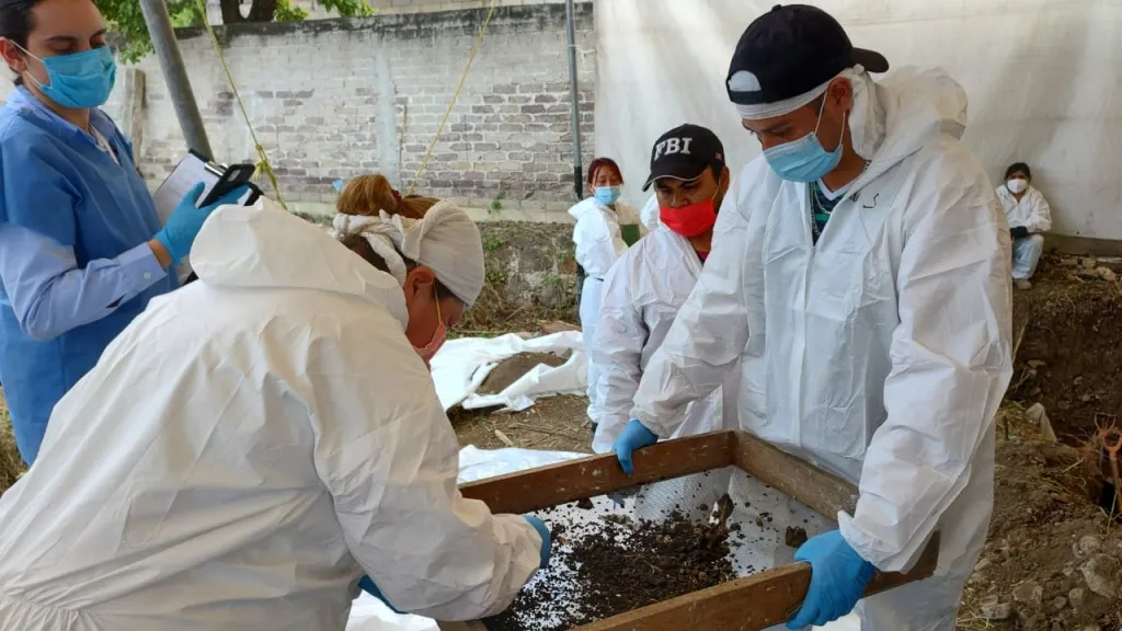 Encuentran fosa con 60 cuerpos