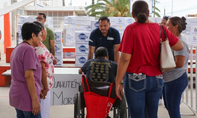 Entregan alimentos a personas con discapacidad en Delicias