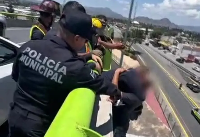 ‘Lo abracé, le dije que nos dejara ayudarlo’; rescatan a joven en lo alto de un puente