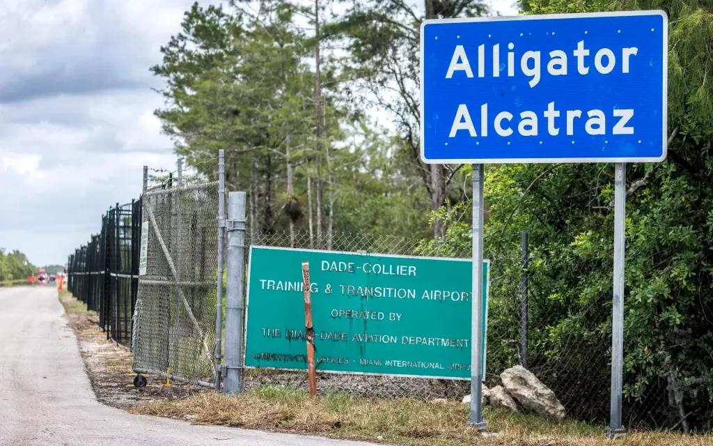 Regresan dos mexicanos detenidos en Alcatraz