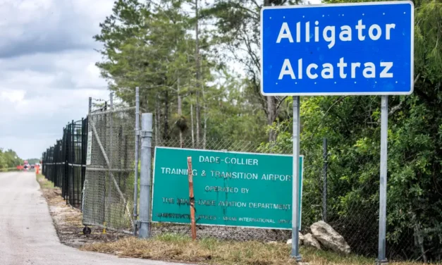 Regresan dos mexicanos detenidos en Alcatraz