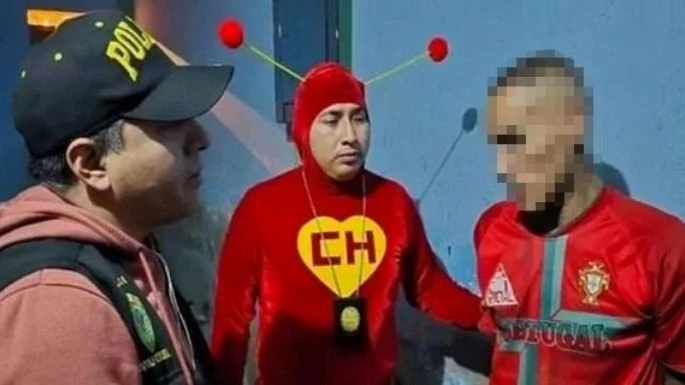 Policía de Perú captura a seis narcomenudistas disfrazado del Chapulín Colorado