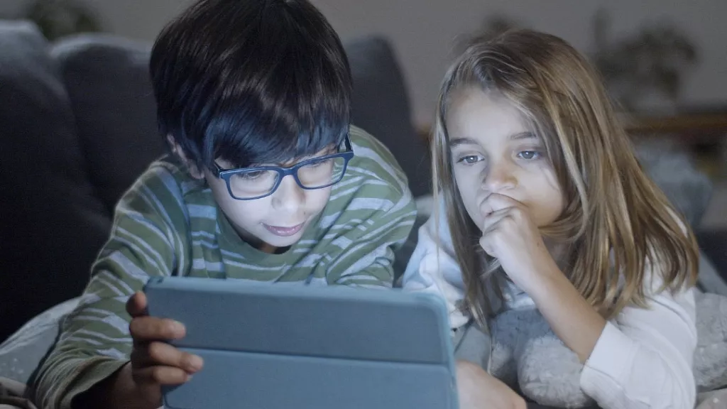IAs que parecen amigos: ¿Cómo proteger a los niños, según los expertos?