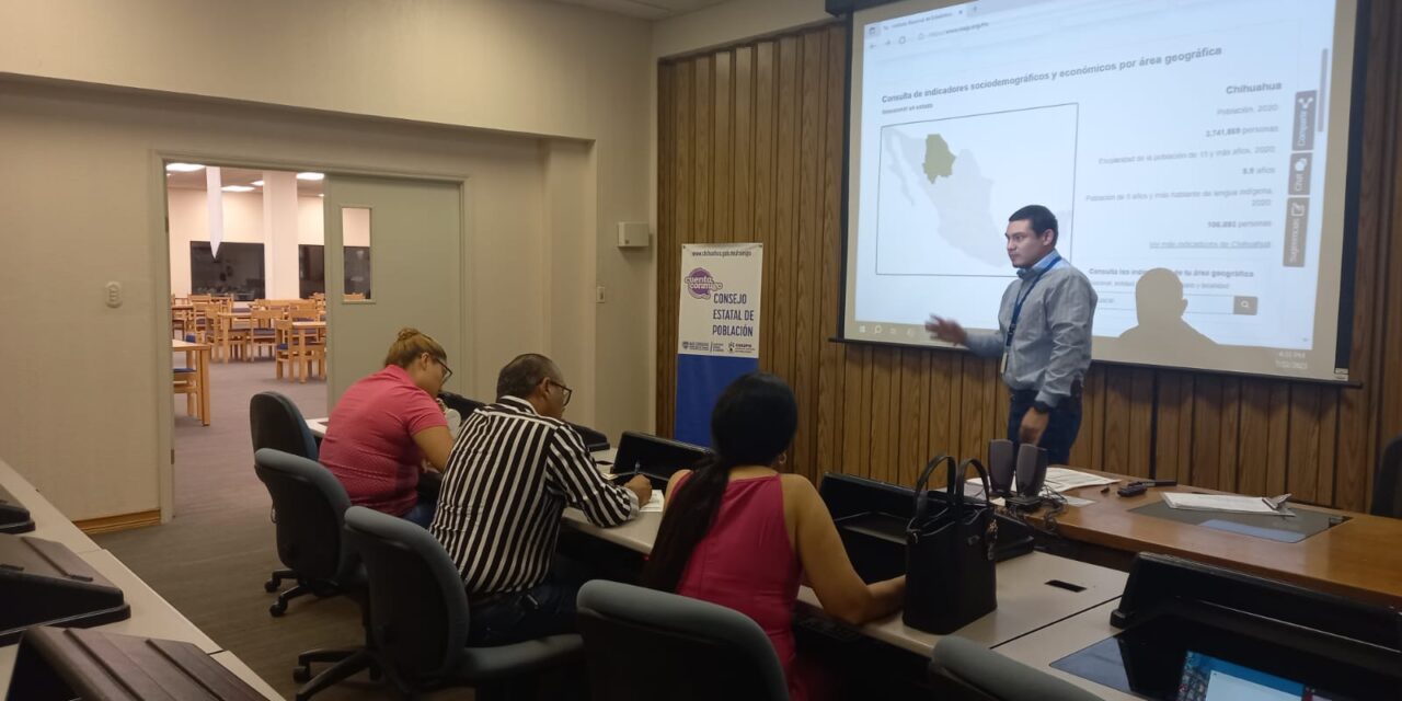 Capacitan a universitarios en el uso de plataformas de análisis demográfico y estadístico