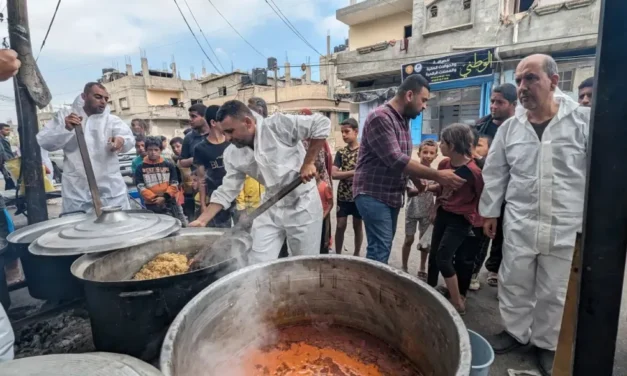 El único comedor solidario de Ciudad de Gaza lucha por alimentar a un millar de personas