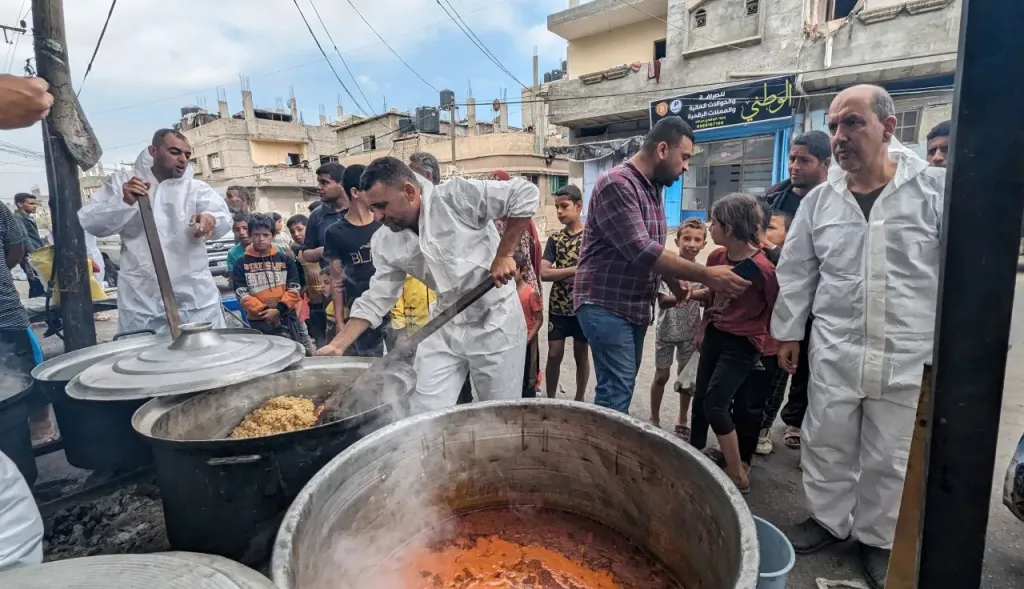 El único comedor solidario de Ciudad de Gaza lucha por alimentar a un millar de personas