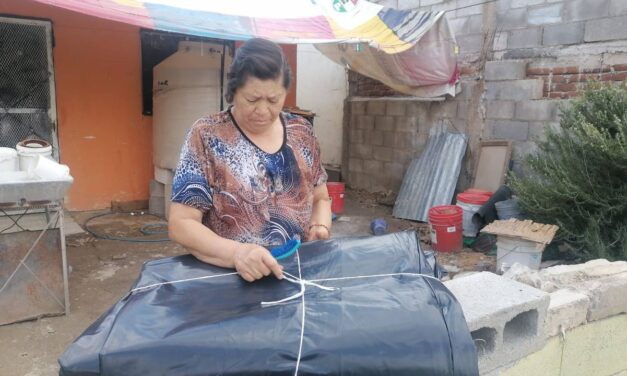 Gobierno de Parral refuerza acciones preventivas ante lluvias con entrega de hule