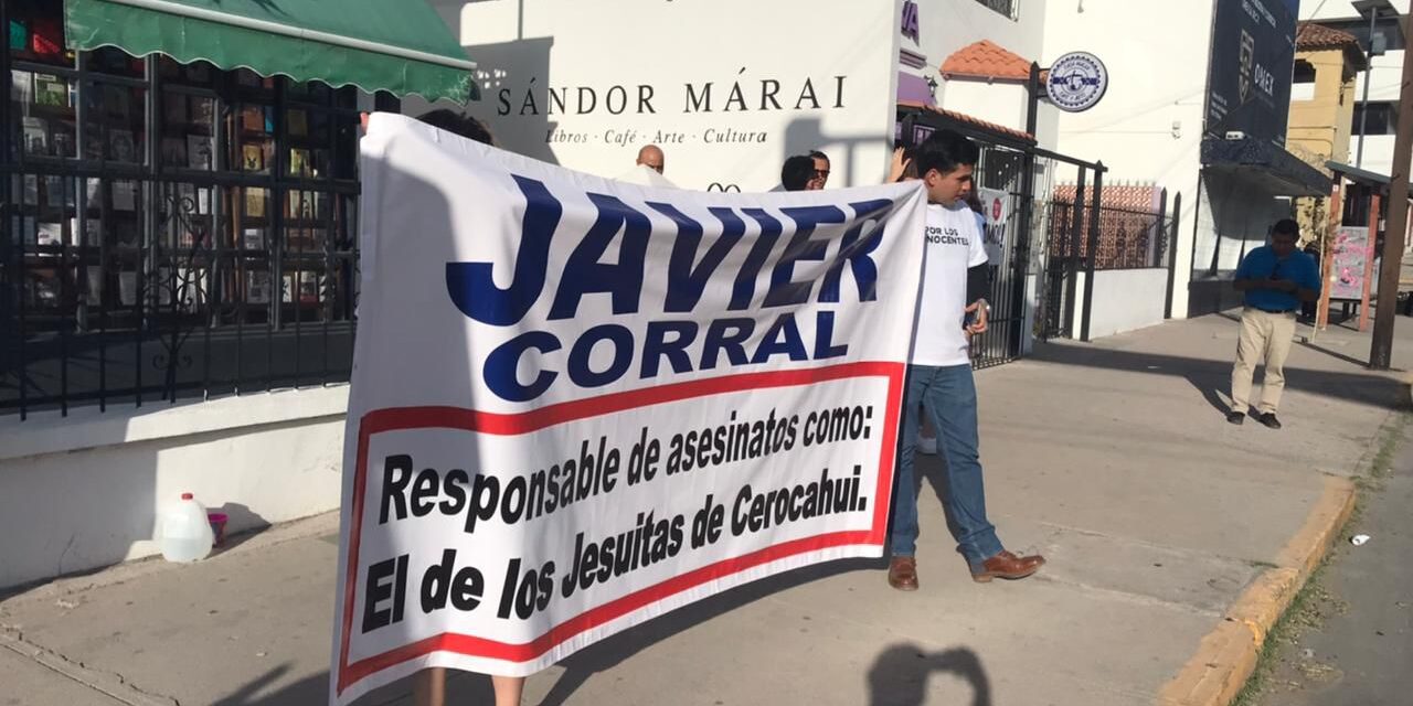 «Acorralan» a Javier Corral en su librería