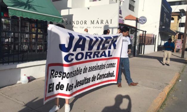 «Acorralan» a Javier Corral en su librería