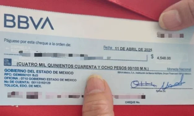 Edomex: Secretaría de Educación y Deporte arman montaje, dan cheques a menores de edad y se los quitan