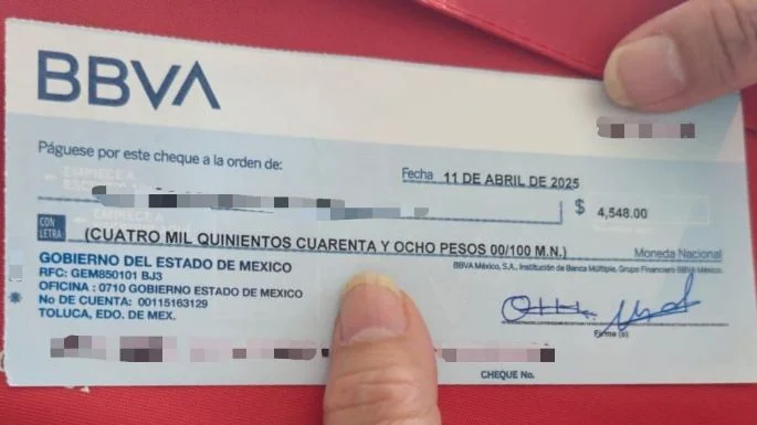 Edomex: Secretaría de Educación y Deporte arman montaje, dan cheques a menores de edad y se los quitan