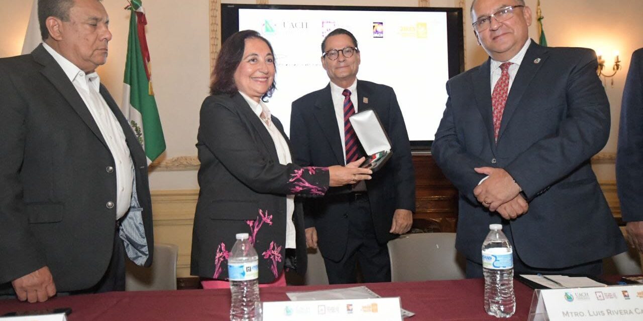 Entrega UACH reconocimiento “Mérito a la Investigación en Humanidades y Periodismo” a la Dra. Pastora Moreno