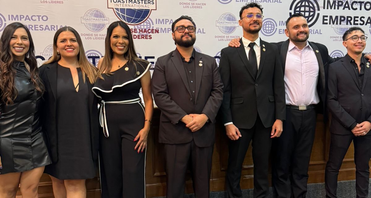 Rinden protesta nuevos integrantes de Toasmasters International