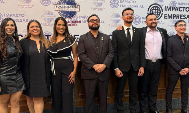 Rinden protesta nuevos integrantes de Toasmasters International