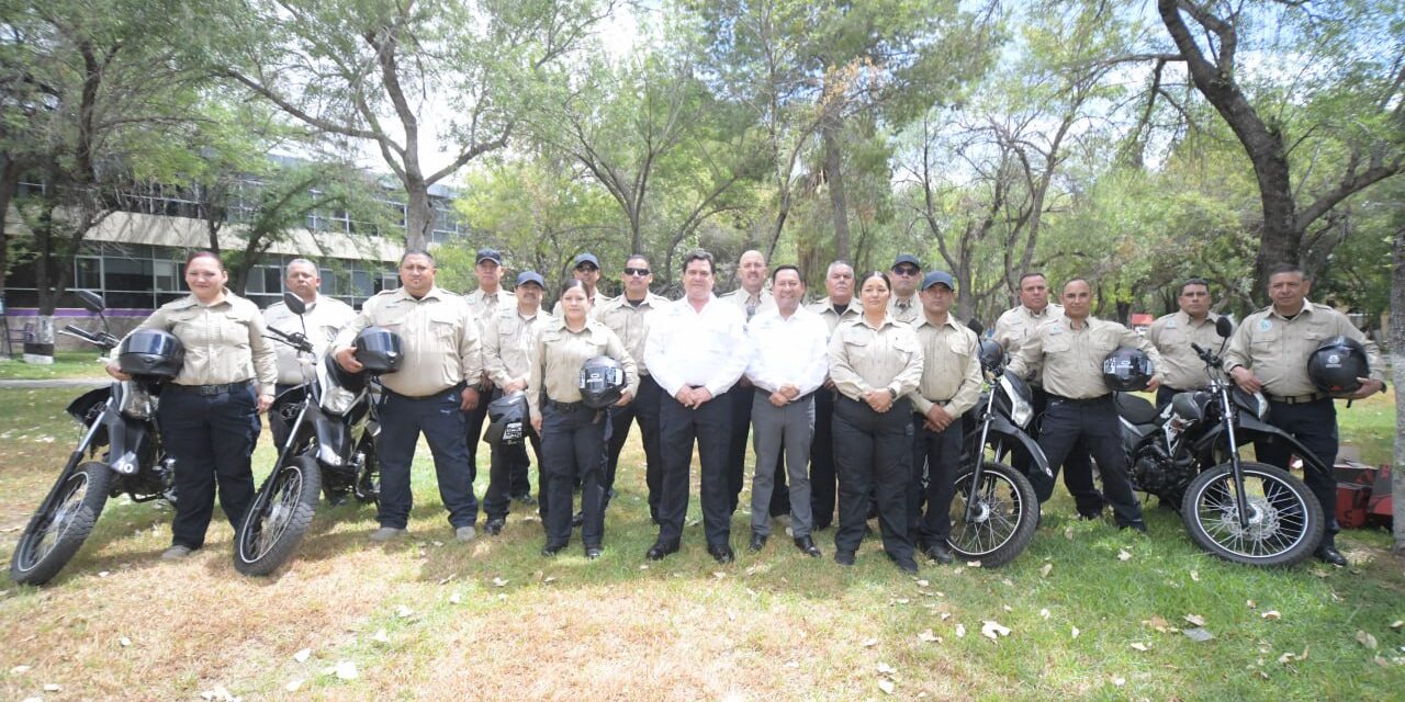 Entrega la UACH uniformes a personal de Protección Civil, Paramédicos y Seguridad