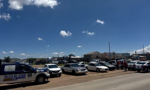 Policía Vial realiza notificaciones y amonestaciones por vehículos estacionados en camellón central