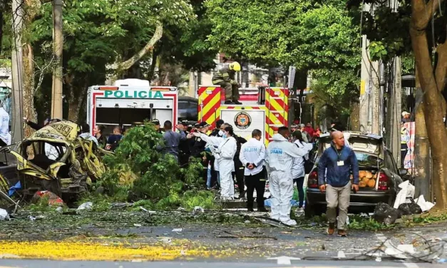 Al menos 17 muertos en un atentado con coche bomba y otro con helicóptero en Colombia