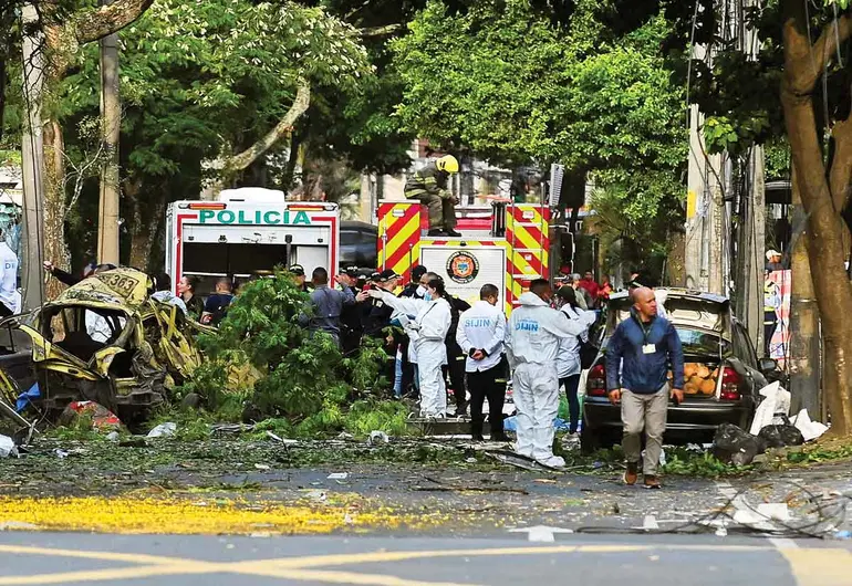 Al menos 17 muertos en un atentado con coche bomba y otro con helicóptero en Colombia