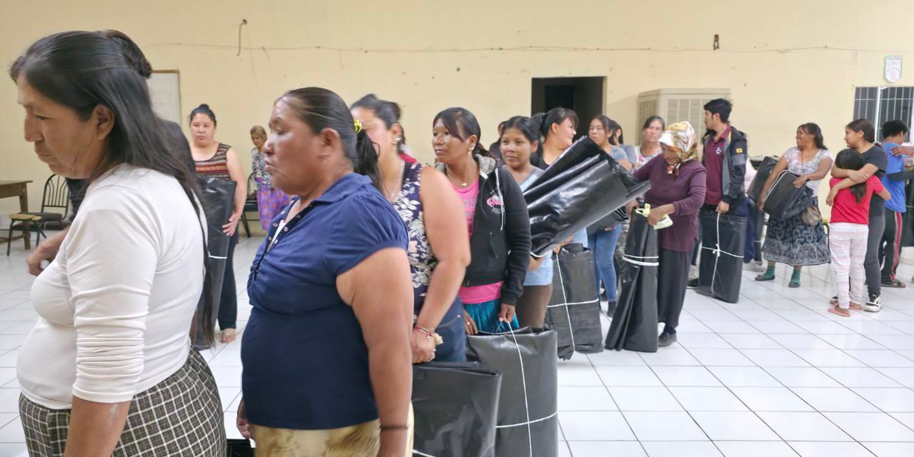 Gobierno de Parral entrega más de 3,600 m² de hule negro a familias vulnerables
