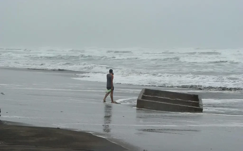 Se cierne huracán sobre costa del Pacífico