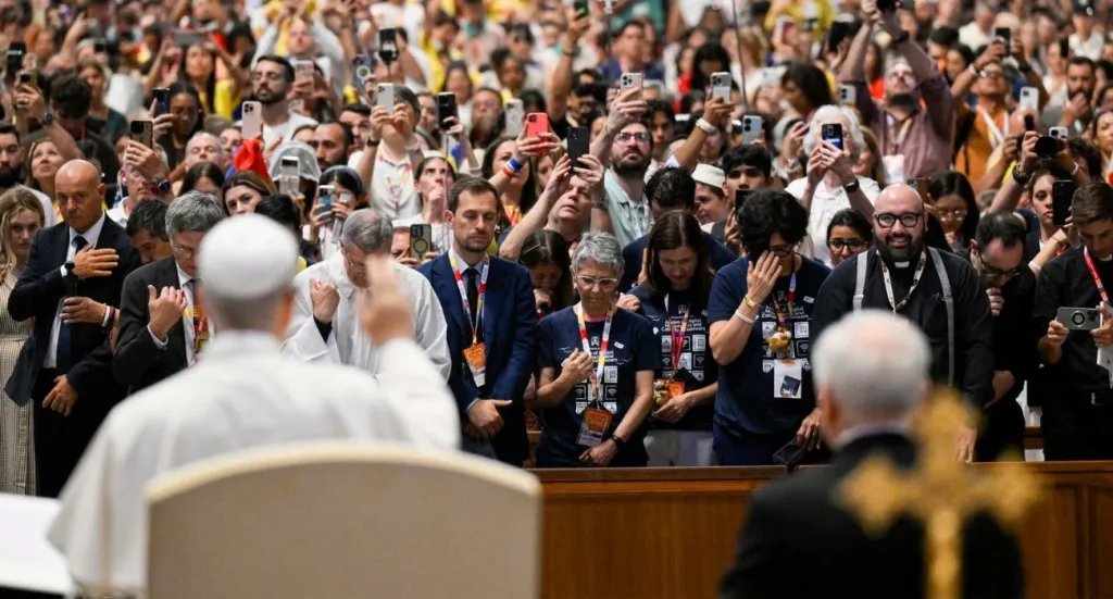 El papa pide a los ‘influencers’ católicos que lleven la paz a las redes sociales