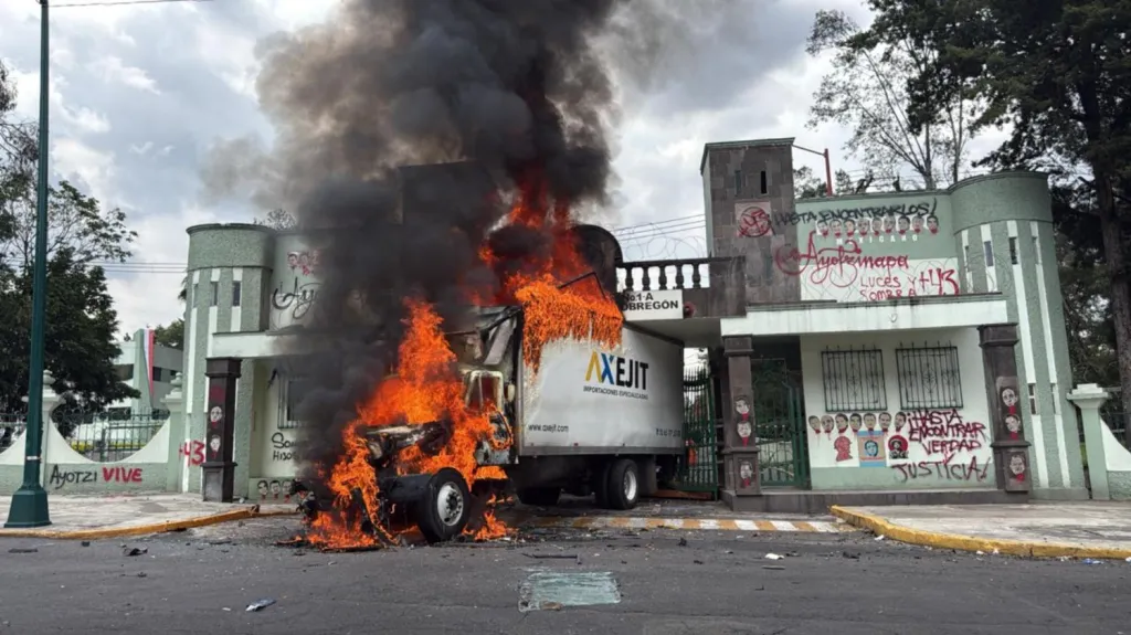 Atacan el Campo Militar 1 estudiantes de Ayotzinapa