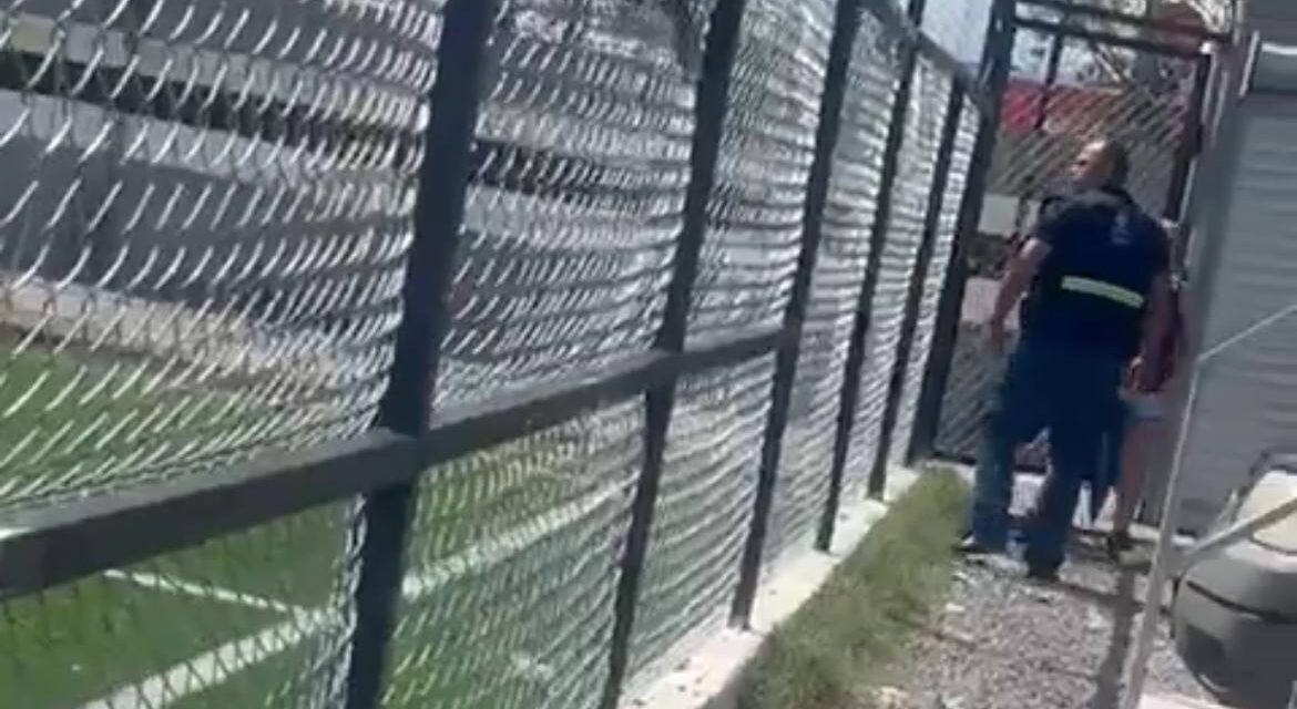 Exhiben a violento trabajador de la JMAS