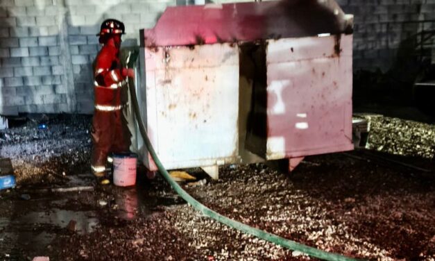 Bomberos atienden incendio en la Avenida Niños Héroes