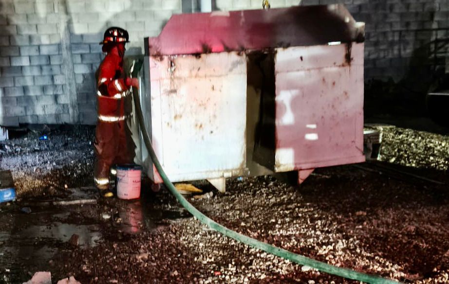 Bomberos atienden incendio en la Avenida Niños Héroes