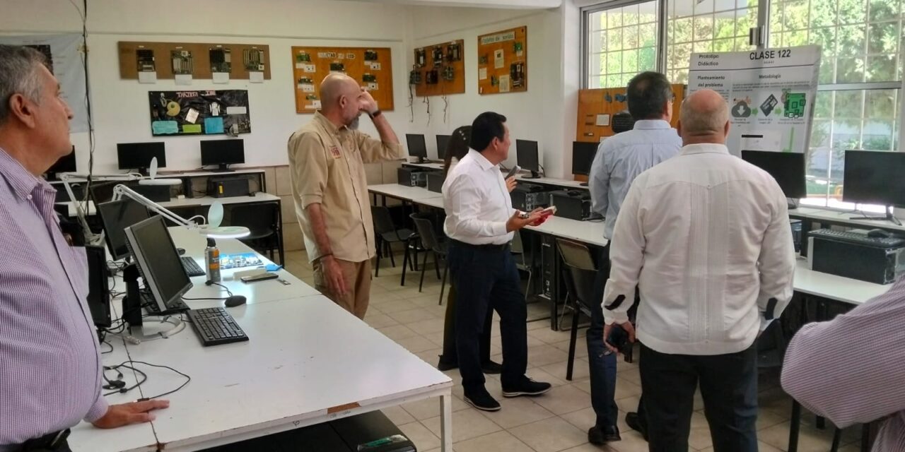 CBTIS 122 comparte su espíritu innovador con autoridades de Yucatán
