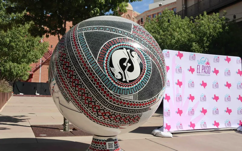 Inauguran exhibición de las esferas monumentales de Mata Ortíz en el centro de El Paso