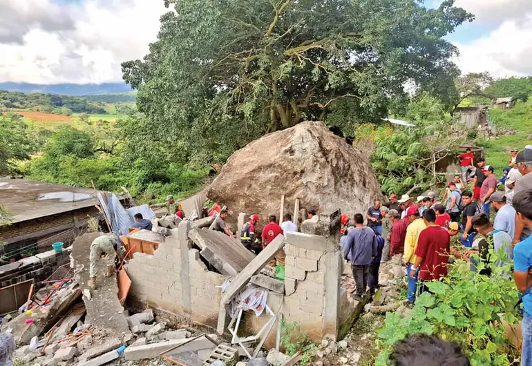 Activan puentes aéreos de auxilio; suman 47 muertos