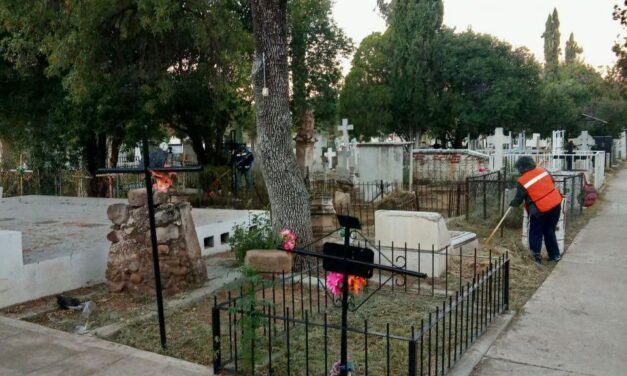 Intensifica limpieza y mantenimiento en panteones municipales de Parral