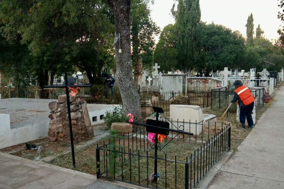 Intensifica limpieza y mantenimiento en panteones municipales de Parral