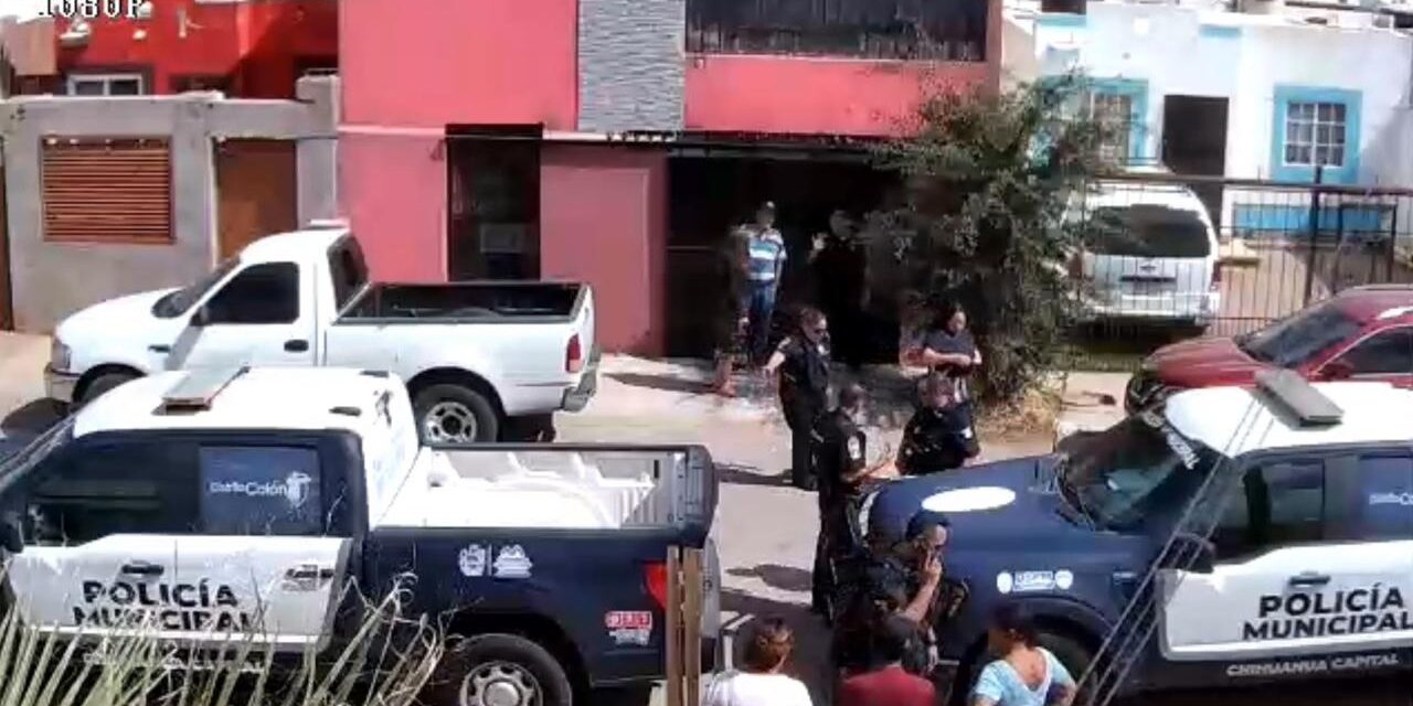 Detienen a policía municipal por destrozos en carros de vecinos