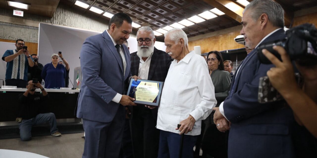 El Ayuntamiento le entrega reconocimiento al exjefe policía Héctor Mejía Gutiérrez