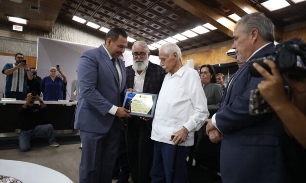 El Ayuntamiento le entrega reconocimiento al exjefe policía Héctor Mejía Gutiérrez