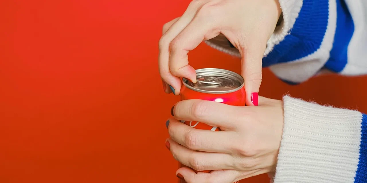 Un refresco al día puede aumentar el riesgo de enfermedad hepática, según un estudio