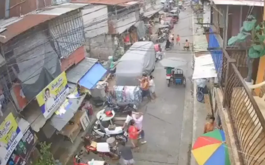 Fuerte sismo de magnitud 7,4 en el sureste de Filipinas obliga a los residentes a salir a las calles en pánico